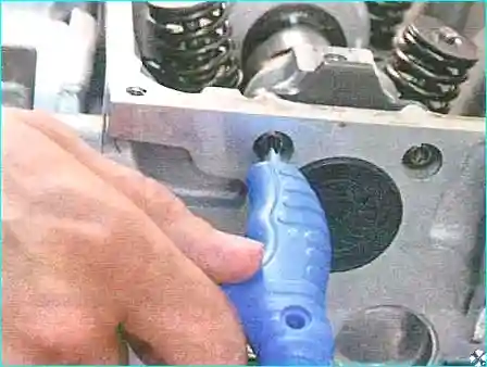 Renault На заднем торце головки блока выверните два винта