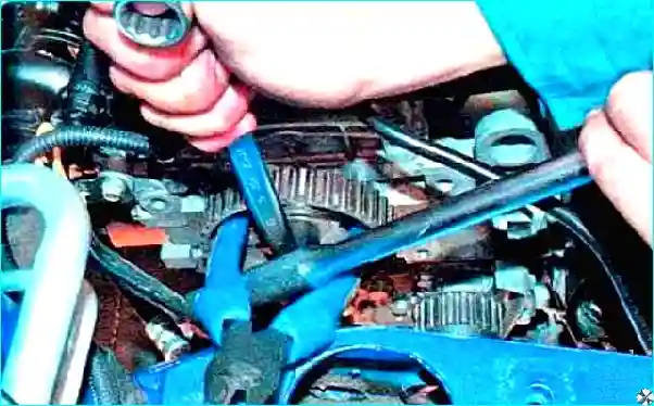 Renault Замена сальника распределительного вала двигателя Renault Logan