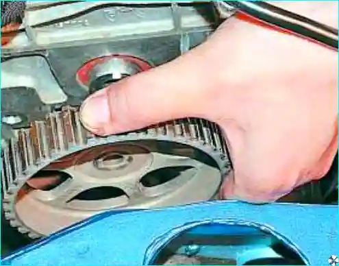 Renault Замена сальника распределительного вала двигателя Renault Logan