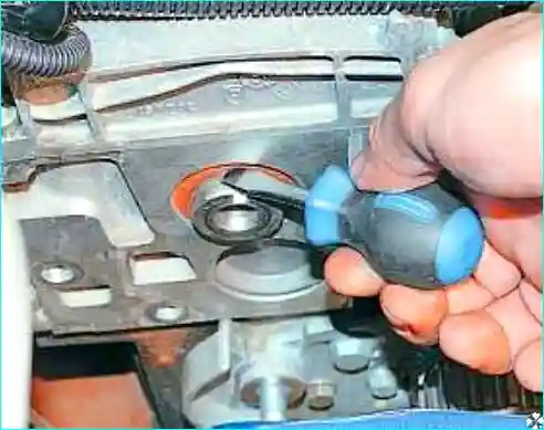 Renault Замена сальника распределительного вала двигателя Renault Logan