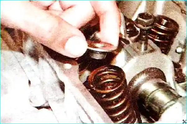 Renault Замена маслосъемных колпачков  двигателя Renault Logan