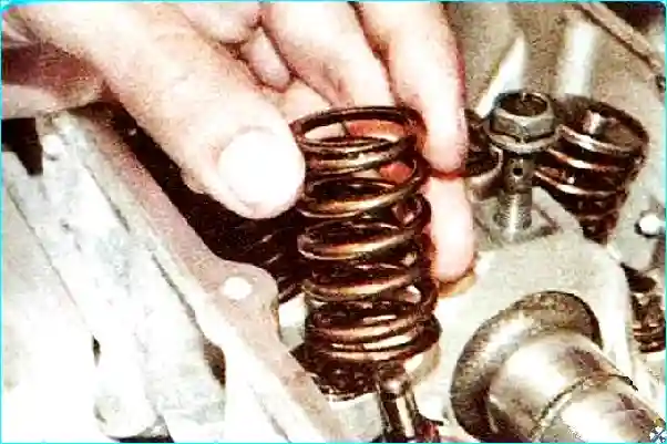 Renault Замена маслосъемных колпачков  двигателя Renault Logan