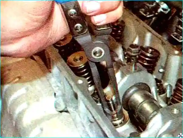 Renault Замена маслосъемных колпачков  двигателя Renault Logan