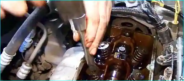 Renault Замена маслосъемных колпачков  двигателя Renault Logan