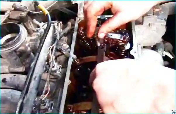 Renault Замена маслосъемных колпачков  двигателя Renault Logan