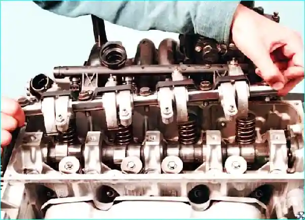 Renault Замена маслосъемных колпачков  двигателя Renault Logan