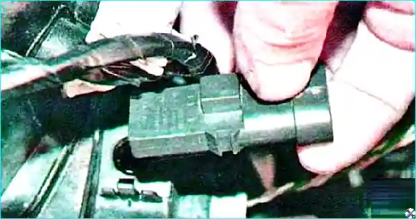 Renault Замена датчика абсолютного давления во впускной трубе