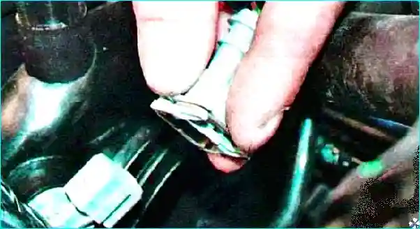 Renault Замена датчика температуры воздуха во впускной трубе