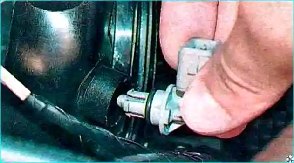 Renault Замена датчика температуры воздуха во впускной трубе