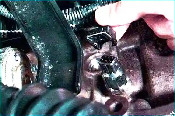 Renault Замена датчика детонации