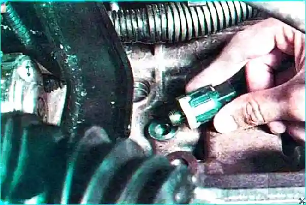 Renault Замена датчика детонации