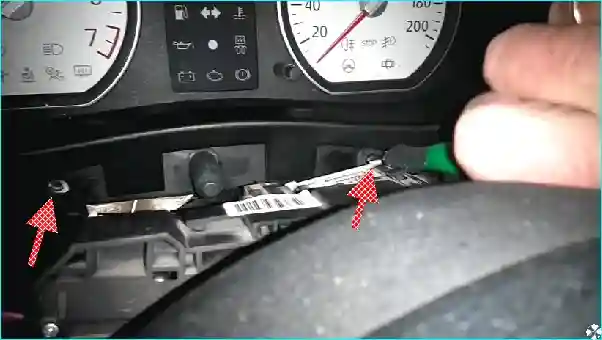 Снятие и установка комбинации приборов Рено Логан Renault Снятие и установка комбинации приборов Рено Логан