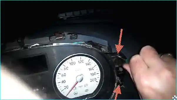 Снятие и установка комбинации приборов Рено Логан Renault Снятие и установка комбинации приборов Рено Логан