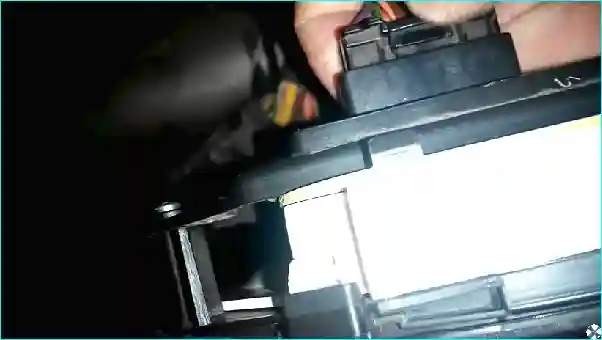 Снятие и установка комбинации приборов Рено Логан Renault Снятие и установка комбинации приборов Рено Логан