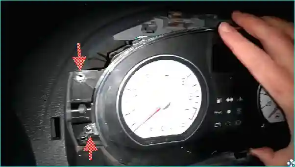 Снятие и установка комбинации приборов Рено Логан Renault Снятие и установка комбинации приборов Рено Логан