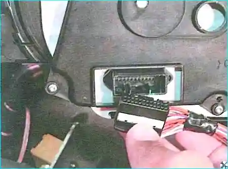 Снятие и установка комбинации приборов Рено Логан Renault Снятие и установка комбинации приборов Рено Логан