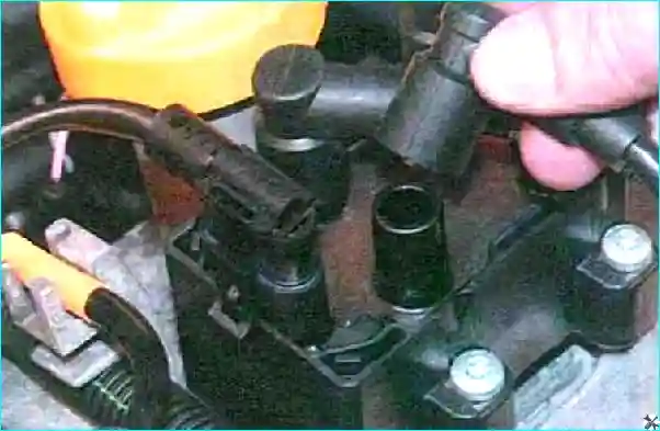 Renault Снятие и установка модуля зажигания