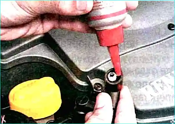 Renault Снятие и установка модуля зажигания