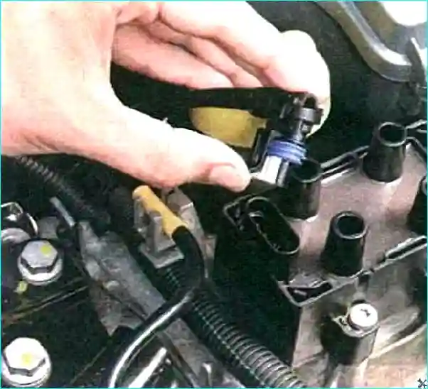 Renault Снятие и установка модуля зажигания