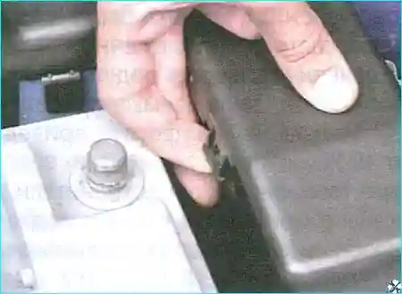 Renault Отожмите фиксатор крышки