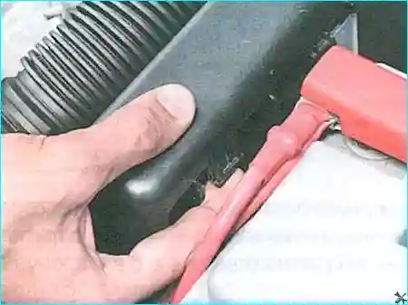 Renault отожмите фиксатор крышки