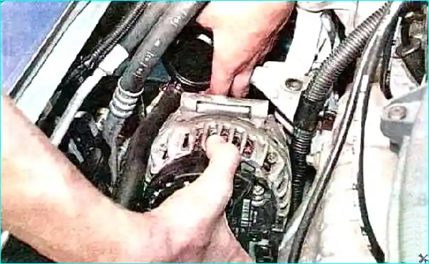 Renault Снятие и установка генератора