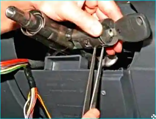 Renault Замена замка зажигания и катушки иммобилайзера Рено Логан