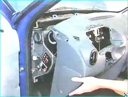 Снятие панели приборов Рено Логан Renault Снятие панели приборов Рено Логан