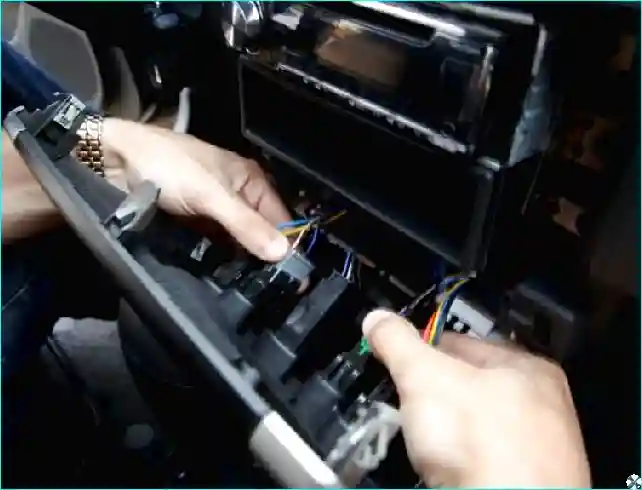 Снятие панели приборов Рено Логан Renault Снятие панели приборов Рено Логан