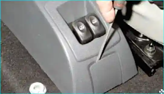 Как снять облицовку туннеля пола Renault Logan Renault Как снять облицовку туннеля пола Renault Logan