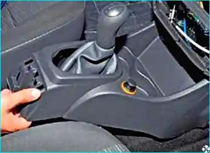 Как снять облицовку туннеля пола Renault Logan Renault Как снять облицовку туннеля пола Renault Logan