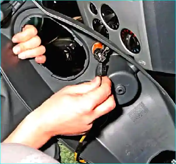 Как снять облицовку туннеля пола Renault Logan Renault Как снять облицовку туннеля пола Renault Logan