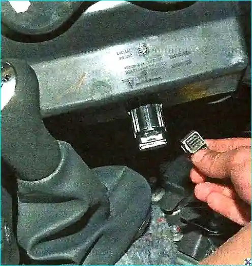 Как снять облицовку туннеля пола Renault Logan Renault Как снять облицовку туннеля пола Renault Logan