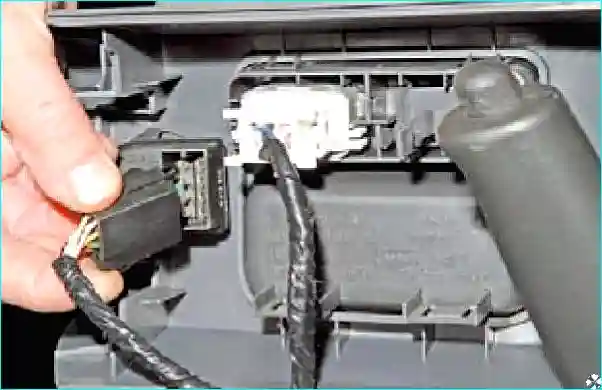 Как снять облицовку туннеля пола Renault Logan Renault Как снять облицовку туннеля пола Renault Logan