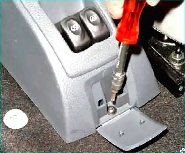 Как снять облицовку туннеля пола Renault Logan Renault Как снять облицовку туннеля пола Renault Logan