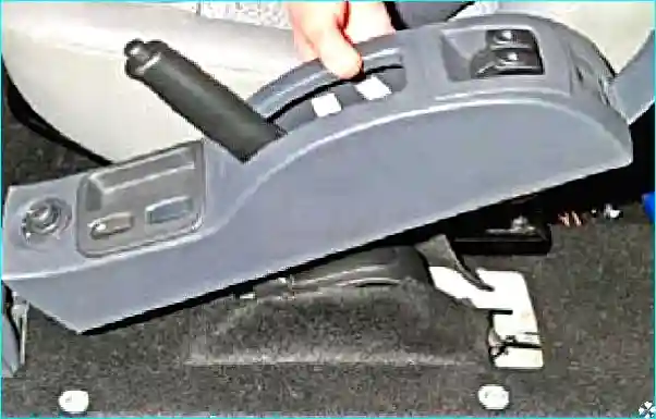 Как снять облицовку туннеля пола Renault Logan Renault Как снять облицовку туннеля пола Renault Logan