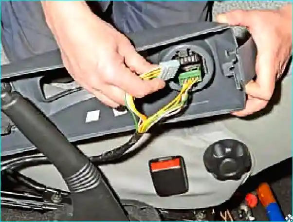 Как снять облицовку туннеля пола Renault Logan Renault Как снять облицовку туннеля пола Renault Logan