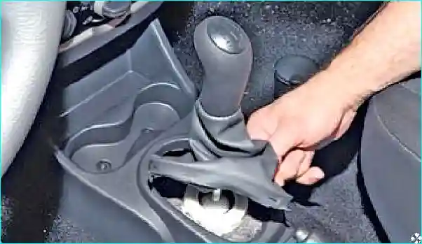 Как снять облицовку туннеля пола Renault Logan Renault Как снять облицовку туннеля пола Renault Logan