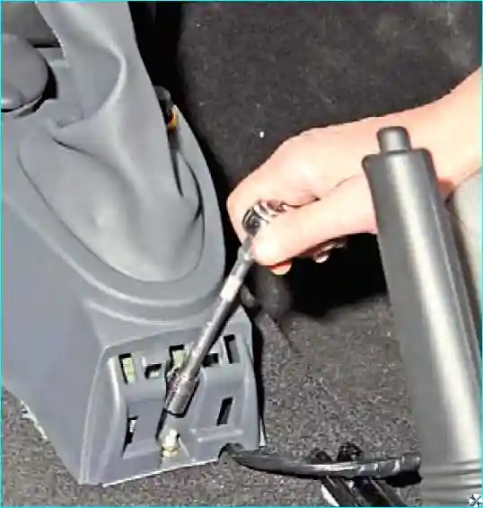 Как снять облицовку туннеля пола Renault Logan Renault Как снять облицовку туннеля пола Renault Logan