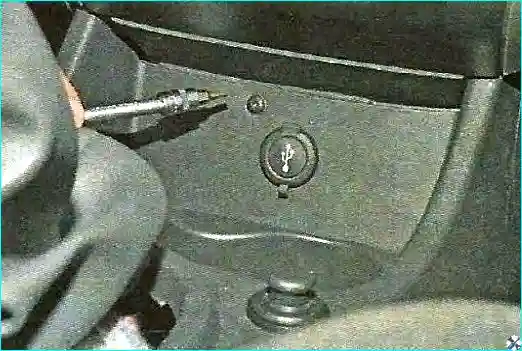 Как снять облицовку туннеля пола Renault Logan Renault Как снять облицовку туннеля пола Renault Logan