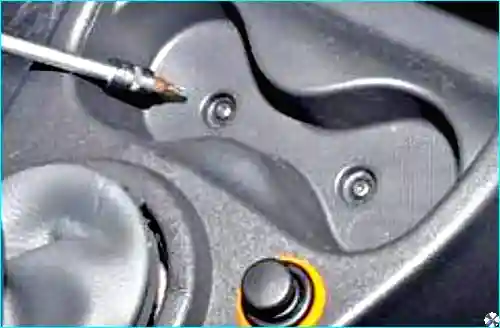 Как снять облицовку туннеля пола Renault Logan Renault Как снять облицовку туннеля пола Renault Logan