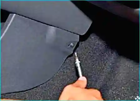 Как снять облицовку туннеля пола Renault Logan Renault Как снять облицовку туннеля пола Renault Logan