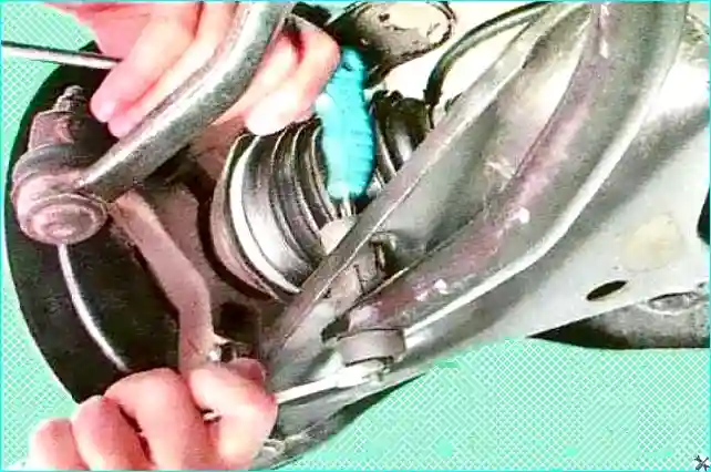 Renault Замена рычага передней подвески Renault Logan