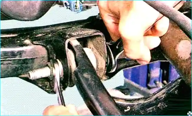 Renault Замена рычага передней подвески Renault Logan