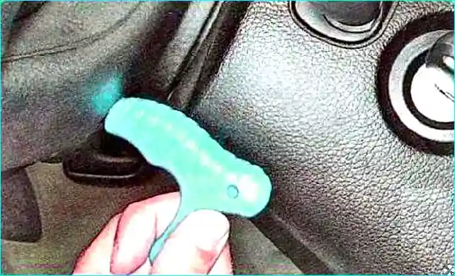 Снятие подушки безопасности водителя Renault Снятие подушки безопасности водителя