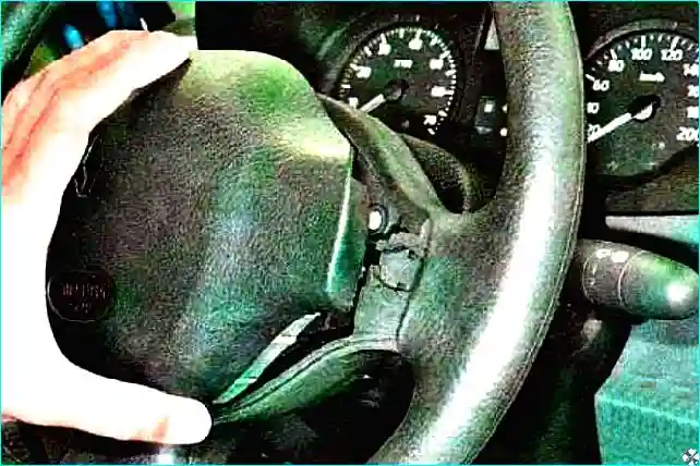 Снятие подушки безопасности водителя Renault Снятие подушки безопасности водителя