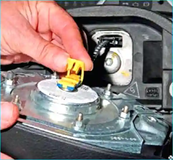 Снятие подушки безопасности водителя Renault Снятие подушки безопасности водителя