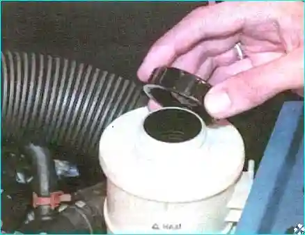 Renault Проверка уровня и доливка рабочей жидкости в бачок гидроусилителя рулевого управления Рено Логан