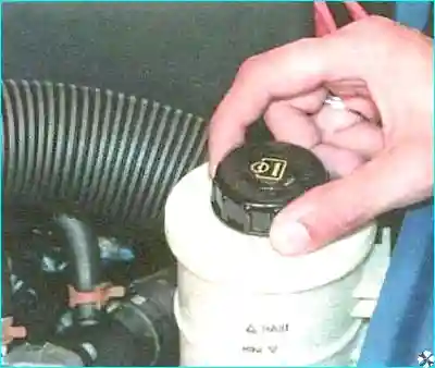 Renault Проверка уровня и доливка рабочей жидкости в бачок гидроусилителя рулевого управления Рено Логан