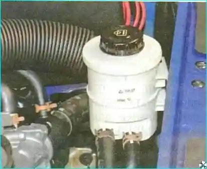 Renault Проверка уровня и доливка рабочей жидкости в бачок гидроусилителя рулевого управления Рено Логан